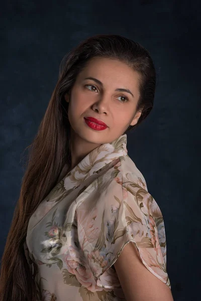 Retrato de la simpática mujer de la morena de pelo largo . — Foto de Stock