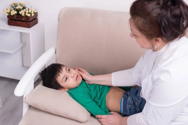 El médico examina al niño enfermo en un consultorio — Foto de Stock