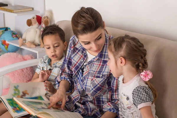 Матері бере участь з дітьми. Матері з маленькими дітьми читання — стокове фото