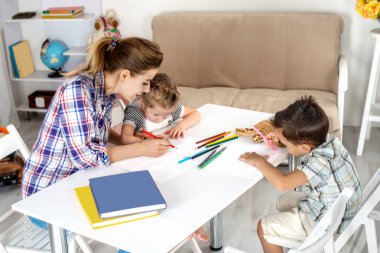 Anne Çocuk ile nişanlandı. Dau ile birlikte çiziyor