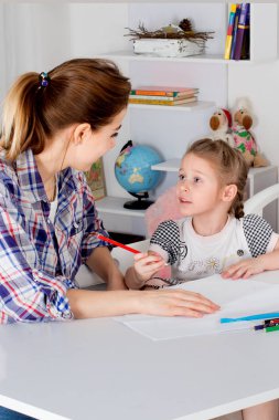 Anne Çocuk ile nişanlandı. O kızı ile birlikte berabere . 
