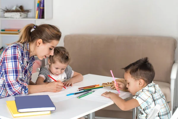 Anne Çocuk ile nişanlandı. Dau ile birlikte çiziyor