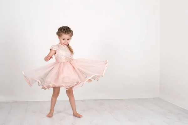 La fille dans une robe de bal rose pour être tourné dans la danse — Photo