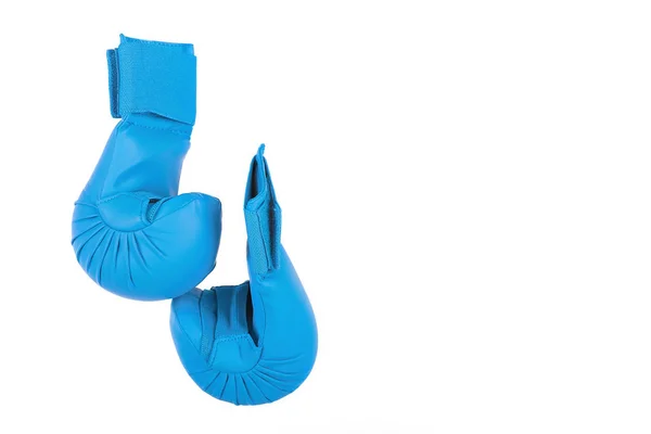 Сині рукавички для карате на білому тлі — стокове фото