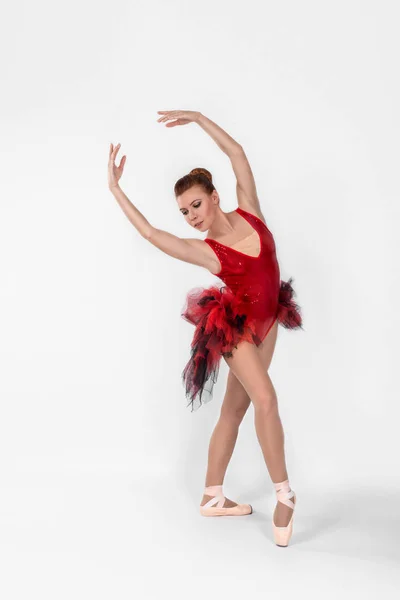 A bailarina em pointes e um vestido vermelho dança — Fotografia de Stock
