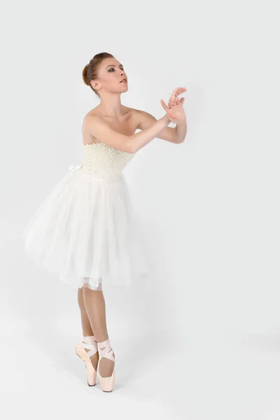 A bailarina em pointes e um vestido branco dança — Fotografia de Stock