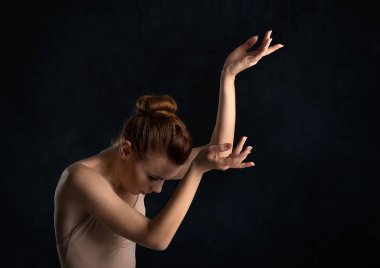 karanlık bir arka plan üzerinde balerin dans