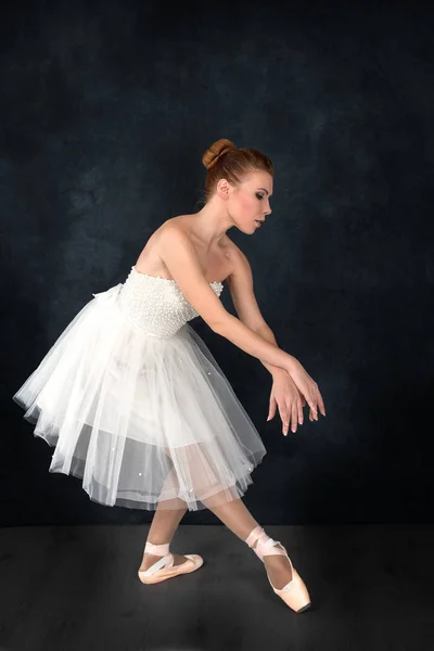 Η μπαλαρίνα σε ταχυκαρδία και ένα φόρεμα χορούς σε ένα λευκό backgroun — Φωτογραφία Αρχείου