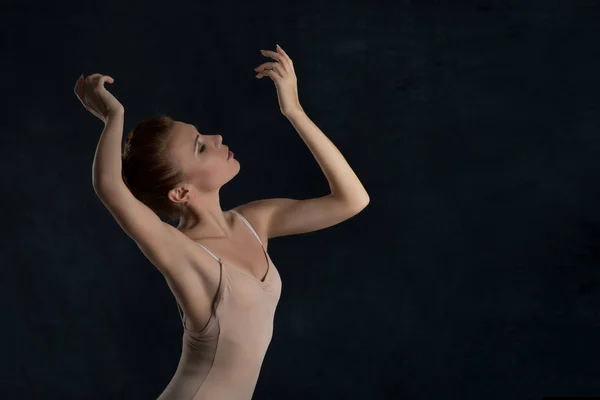 A bailarina dança em um fundo escuro — Fotografia de Stock