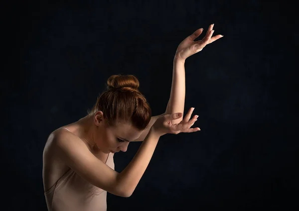 A bailarina dança em um fundo escuro — Fotografia de Stock