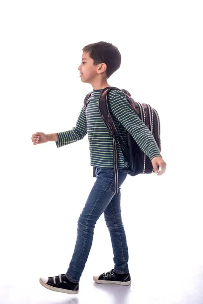 Хлопчик в джинсах і футболці сателіта йде до школи — стокове фото