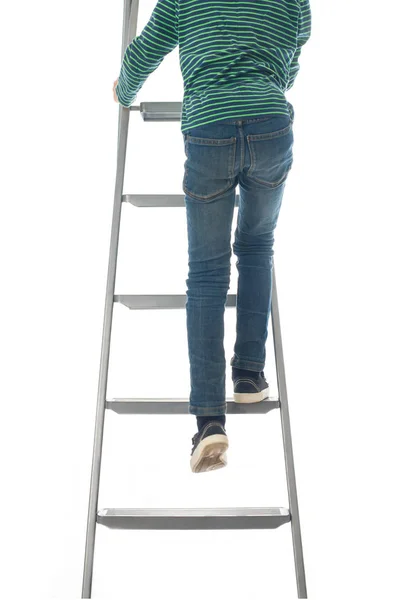 De jongen klimt op een ladder naar het doel — Stockfoto