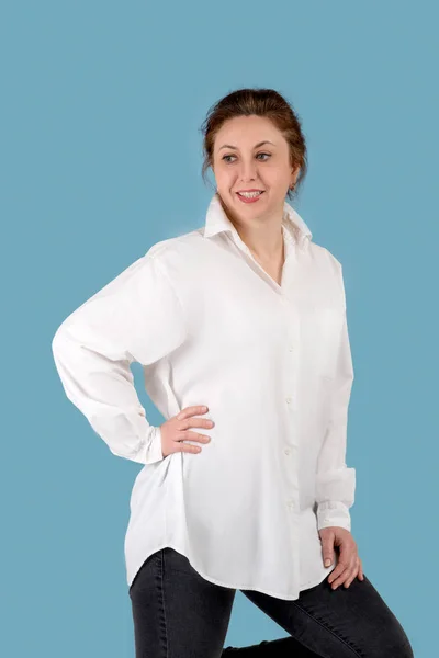 Portret van de prachtige volwassen volwassen vrouw in een witte blouse-o — Stockfoto