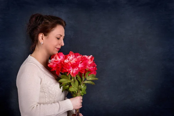 Porträt der schönen reifen Frau der Brünetten . — Stockfoto