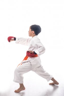 savaşlar veya trenler orang bell ve kırmızı planlı beyaz bir kimono içinde karate çocuk eldiven