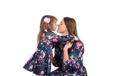 kızı ve annesi aynı elbiseler birbirinize bakın 