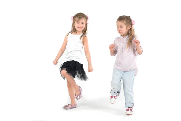 Twee meisjes spelen buiten spelletjes of dans — Stockfoto
