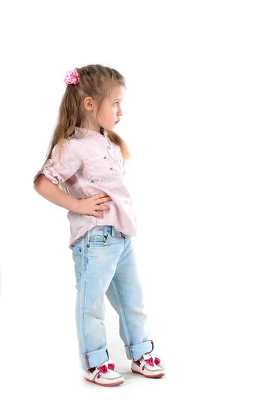 シャツとジーンズ ワイト背景のブロンドの女の子 — ストック写真