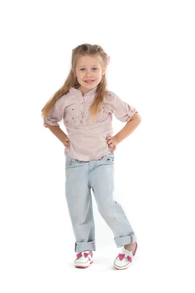Het meisje de blonde in een shirt en spijkerbroek op wite achtergrond — Stockfoto