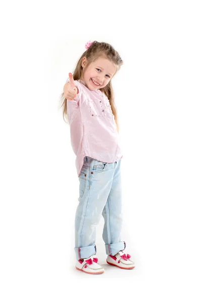 Het meisje de blonde in een shirt en spijkerbroek op met achtergrond in de studio — Stockfoto