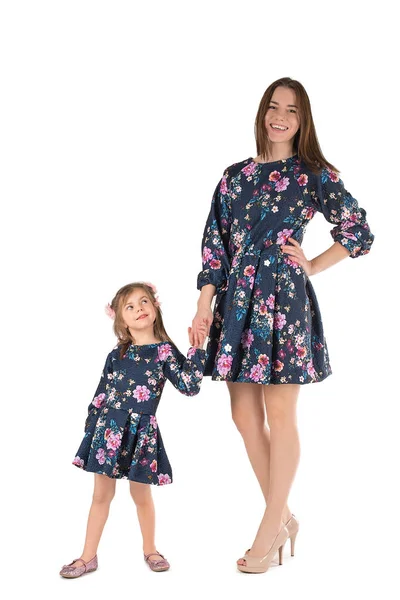 Mor med dotter i identiska klänningar monter och leende — Stockfoto