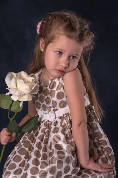 Portrait de la fille avec une fleur — Photo