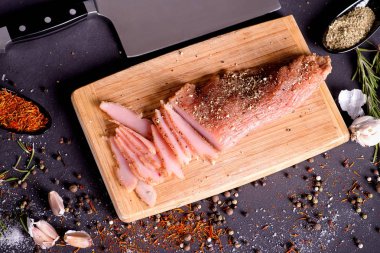 ahşap bir gemide kesilmiş et yatıyor