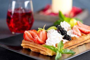 çilek ve krema bir plaka ile gofret