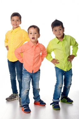 Studio beyaz arka plan üzerine bir tişört ve kot pantolon üç çocuklar hazır