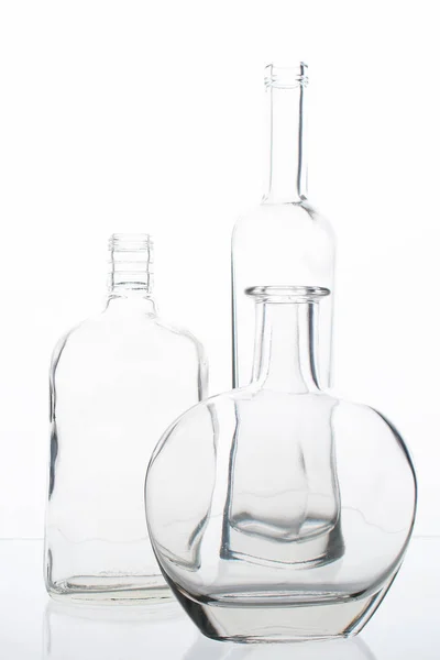Композиция из пустых алкогольных бутылок — стоковое фото