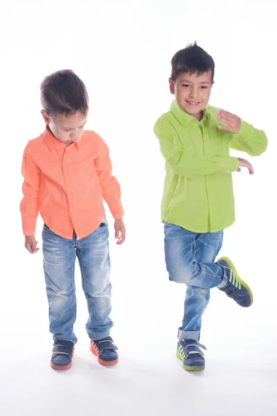 Twee jongens in een shirt en spijkerbroek dansed — Stockfoto