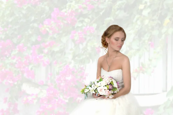 Nevěsty s kyticí na pozadí květů — Stock fotografie