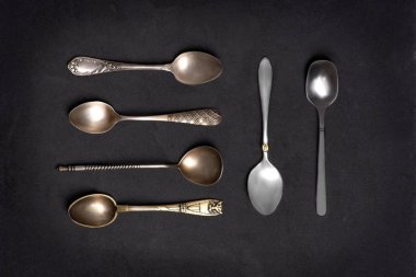 çay kaşığı bir retro bir siyah modern beton arka plan tasarımını evrimi