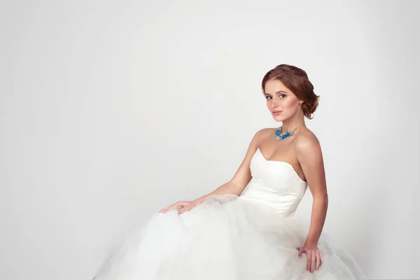 Porträtt av vacker ung kvinna - bruden i en smycken - ett halsband på grå bakgrund i studio — Stockfoto