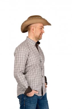 Adamın portre Studio beyaz arka plan üzerinde kahverengi bir kovboy şapkalı.