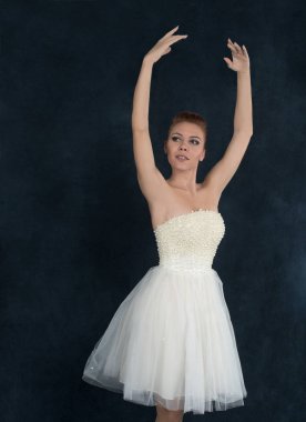 Balerin beyaz bir elbise dansları 