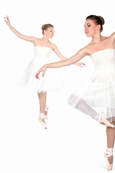 La ballerina in punti e un vestito balla isolato — Foto Stock