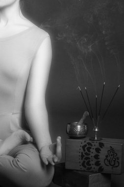 Güzel bir sakin genç kadın uzun saçlı nedir ile esmer