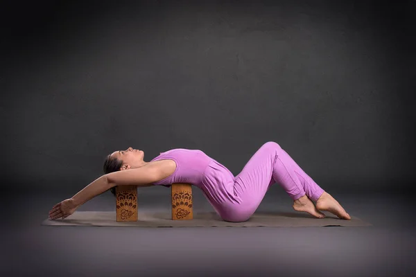 Молодая спокойная красивая женщина брюнетка в блоке йоги — стоковое фото