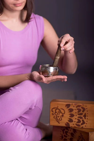 Jovem calma bela mulher vestindo macacão lilás em pose de ioga — Fotografia de Stock