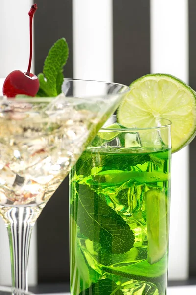 Dos vasos con refrescos con soporte de hielo en una w negro rayado — Foto de Stock