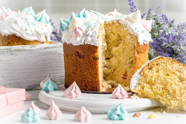 Tree tasty cakes lie on a round plate on a  dark white wooden ta — Stock Photo, Image