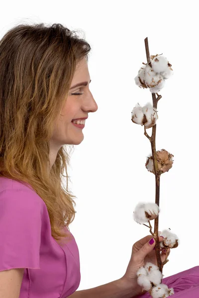 Die junge Frau, die der Blumenhändler in der Hand hält, einen Baumwollzweig auf einem — Stockfoto