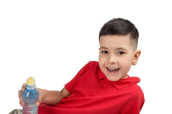 Эмоциональный портрет маленького мальчика в красной рубашке — стоковое фото