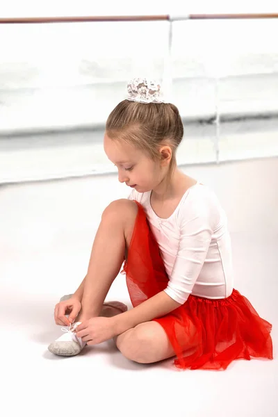 Retrato do sorriso da pequena balerina do wea loiro — Fotografia de Stock