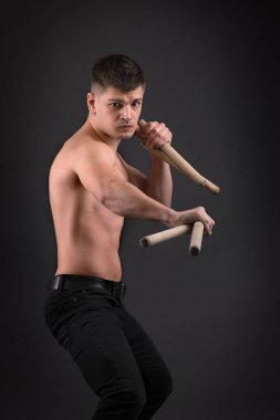 Kaslı adam görünümünü tek bir siyah arka plan üzerine biz mücadele