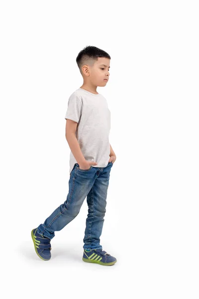 Портрет серьезного маленького трудного мальчика в полный рост — стоковое фото