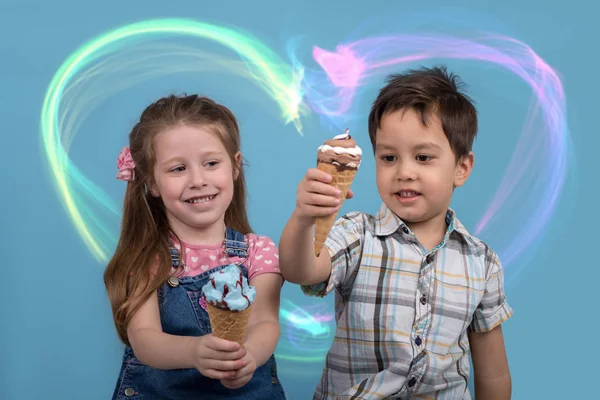 A kisfiú és a lány vidáman eszik fagylaltot fegyvert ostya — Stock Fotó