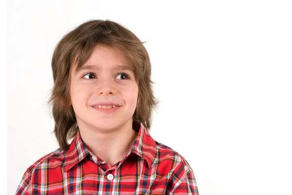 Крупним планом емоційний портрет усміхненого хлопчика — стокове фото