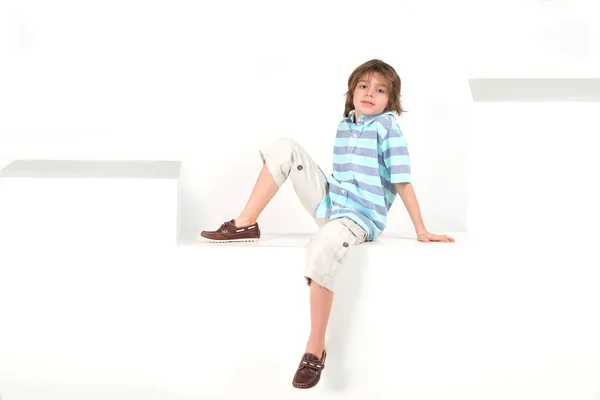 Портрет серйозного маленького хлопчика в футболці в стрічці — стокове фото